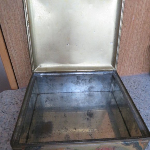 Vintage LOVERS & Roses Square Metal Hinged Tin (224V) - Picture 6 of 7